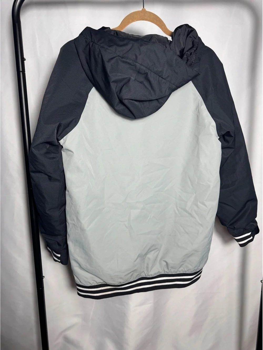 Burton XL Two-Tone Hooded Jacket with Striped Ribbed Hem and Cuffs Youth XL
